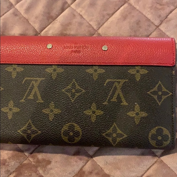 TAKING OFFERS! LOUIS VUITTON WALLET! - Picture 5 of 5